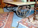 PETITE TABLE BASSE PIED FER FORGE DESSUS MARBRE