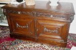PETIT MEUBLE BAS SUR PLINTHE