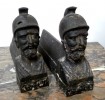 PAIRE DE CHENETS HOMMES CASQUES A L'ANTIQUE