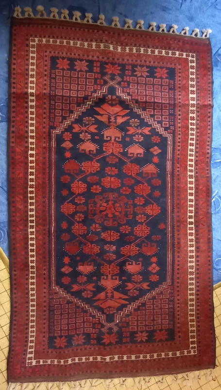 Turquie : Tapis mdaillon central rouge fond bleu 