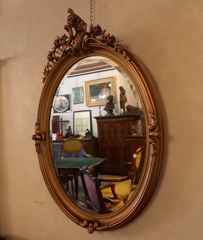 Miroir biseaut avec cadre ovale de style Rocaille