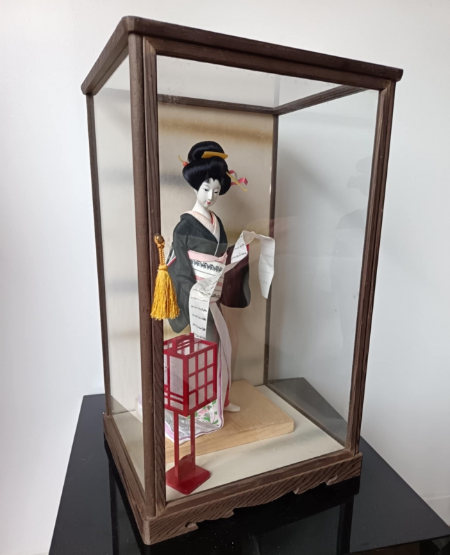 Poupe Japonaise Et Vitrine De Prsentation