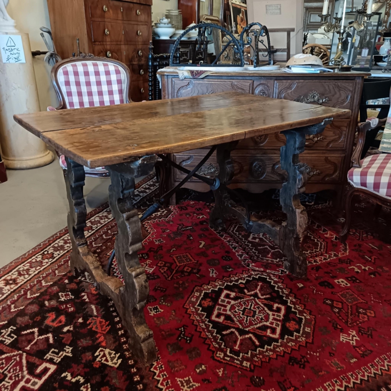 Table Espagnole en Noyer, D�but du XVIIe