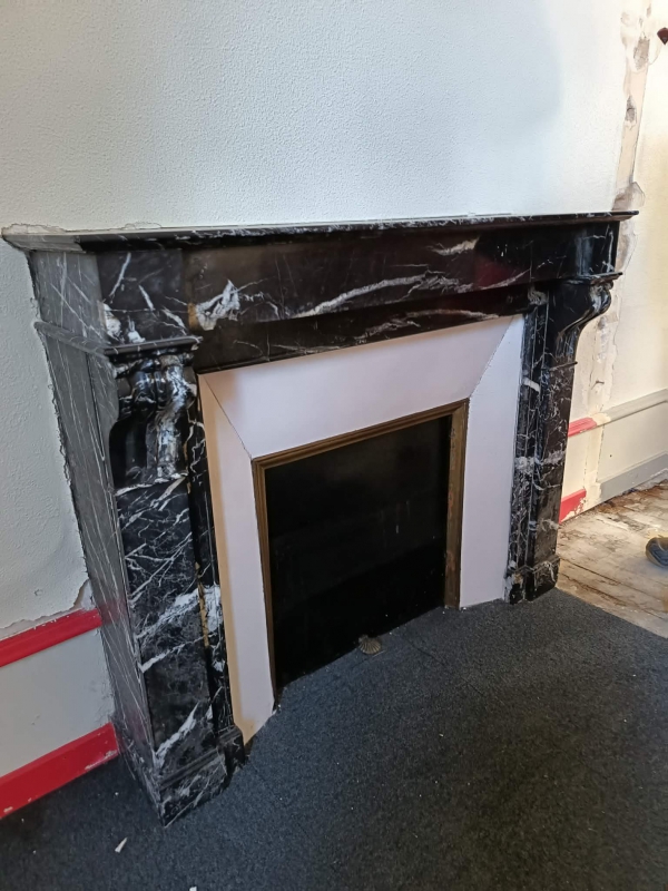 Chemin�e marbre noir veines blanches, XIXe