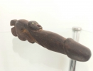 Sculpture Bois : Singe agripp  un Phallus