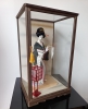 Poupe Japonaise Et Vitrine De Prsentation